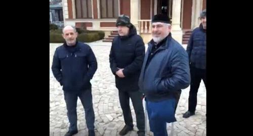 Скриншот выложенного Кадыровым в "Вконтакте" видео, на котором запечатлены Магомед Хамбиев (первый слева) и Шаа Турлаев (третий слева направо).