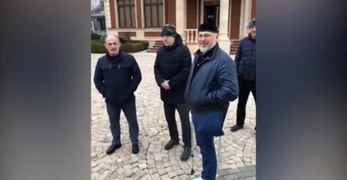 Шаа Турлаев (второй справа). Кадр из видео опубликованное Рамзаном Кадыровым пользователь Криминальная Россия 2017 https://www.youtube.com/watch?v=GQdn4SVG8s0
