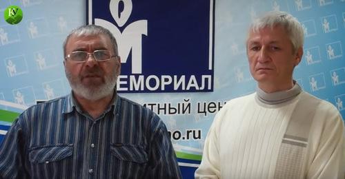 Обращение отца убитых братьев и Джамбулата Гасанова (справа). Кадр из видео "Кавказского узла"