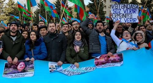 Портреты азербайджанских политзаключенных на митинге оппозиции. Баку, 31 марта 2018 года. Фото Азиза Каримова для "Кавказского узла"