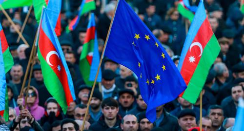 Участники митинга несут флаги Азербайджана и ЕС. Баку, 31 марта 2018 г. Фото Азиза Каримова для "Кавказского узла"