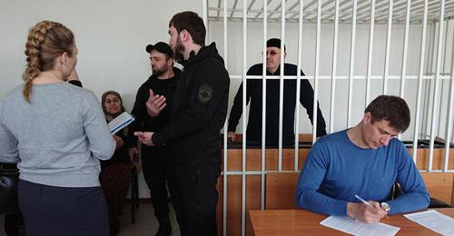 Оюб Титиев в зале суда (в центре). Грозный, 4 апреля 2018 года. Фото: пресс-служба ПЦ "Мемориал"