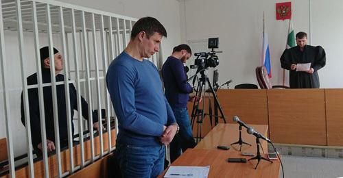 Адвокат Петр Заикин (справа) и Оюб Титиев в зале суда. Грозный, 4 апреля 2018 года. Фото: пресс-служба ПЦ "Мемориал"