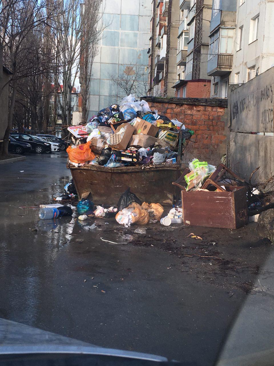 Мусор на улицах Махачкалы. Апрель 2018 года. Фото Олега Ионова для "Кавказского узла"