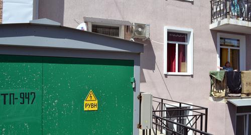 Трансформаторная будка у отключенных от электричества домов в Сочи. Фото Светланы Кравченко для "Кавказского узла".