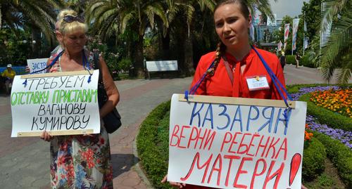 Ольга Цветкова (справа)  на пикете против бездействия приставов в 2016 году. Фото Светланы Кравченко для "Кавказского узла"