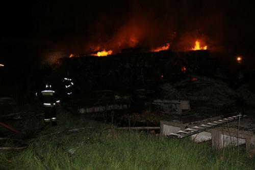 Пожар на заводе "Картонтара" в Майкопе в ночь на 14 апреля 2018 года. Фото пресс-службы МЧС Адыгеи. http://01.mchs.gov.ru/pressroom/news/item/6757673/