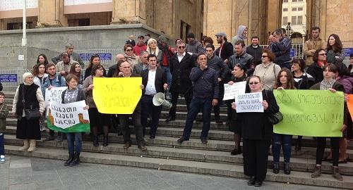Акция противников строительства ГЭС у здания парламента в Тбилиси. Фото Галины Готуа для "Кавказского узла". 