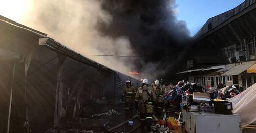 Тушение пожара на рынке в Нальчике. 16 апреля 2018 г. Фото: Пресс-служба МЧС по Кабардино-Балкарии