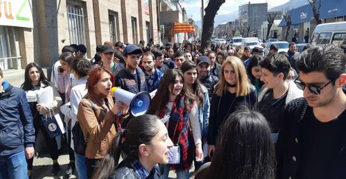 Студенты в Ванадзоре присоединились к акциям против Саргсяна. 16 апреля 2018 г. Фото: Пресс-служба Радио Азатюн https://rus.azatutyun.am