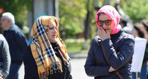 Сторонники оппозиции на площади Франции. 16.04.2018. Фото Тиграна Петросяна для Кавказского узла"