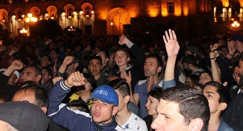Противники Сержа Саргсяна на митинге оппозиции в Ереване вечером 18 апреля. Фото Тиграна Петросяна для "Кавказского узла".