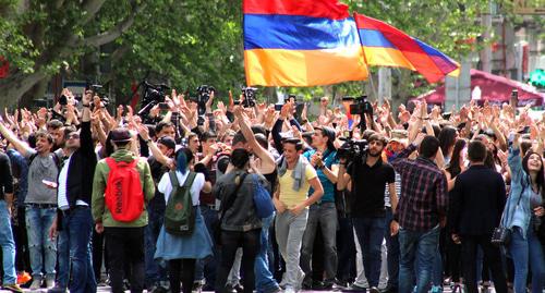 Оппозиционеры в Ереване, 18 апреля 2018 года. Фото Тиграна Петросяна для "Кавказского узла".