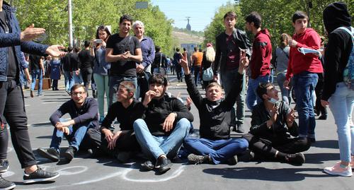 Протестующие перекрывают улицы, садясь прямо на проезжую часть. Ереван, 18 апреля 2018 г. Фото Тиграна Петросяна для "Кавказского узла"