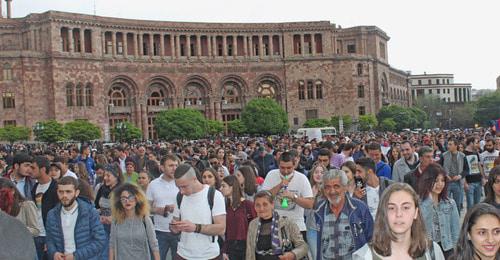 Участники акции возле здания правительства Армении. Фото Тиграна Петросяна для "Кавказского узла"