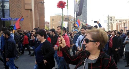 Противники Саргсяна идут шествием по Еревану. 22 апреля 2018 года. Фото Тиграна Петросяна для "Кавказского узла".