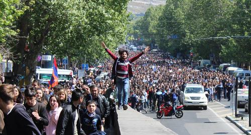Шествие в Ереване против премьерства Сержа Саргсяна. Фото Тиграна Петросяна для "Кавказского узла".