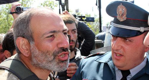 Никол Пашинян общается с сотрудниками полиции. Фото Тиграна Петросяна для "Кавказского узла"