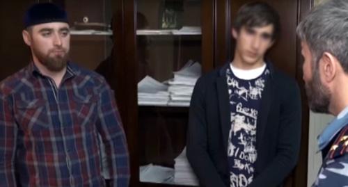 Два жителя Грозного, Магомед Абдурзаев и 16-летний подросток. Фото: кадр видео ЧГТРК https://www.youtube.com/watch?v=8KkUbIsSxW4