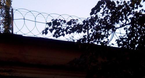 Колючая проволка на крыше здания. Фото Нины Тумановой для "Кавказского узла"
