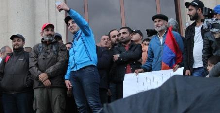 Сторонник Пашиняна делает селфи с лидером оппозиции. Фото: Гор Алексанян для "Кавказского узла".