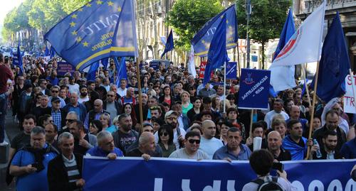 Шествие рабочих на проспекте Руставели. Фото Инны Кукуджановой для "Кавказского узла"