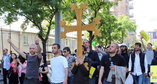 Участники акции протеста в Ереване несут в первых рядах шествия  большой крест. Фото Тиграна Петросяна для "Кавказского узла"