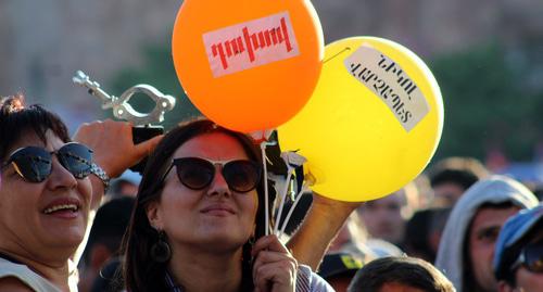 "Смелей" и "Никол - премьер" - надписи на воздушных шарах. Фото Тиграна Петросяна для "Кавказского узла"