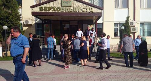 Участники после заседания по делу Оюба Тетиева у кзадния ВС Чечни. Фото ПЦ "Мемориал"