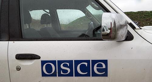 Автомобиль ОБСЕ на линии соприкосновения в НКР. Фото Алвард Григорян для "Кавказского узла"