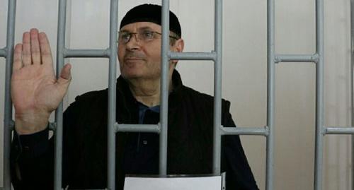 Оюб Титиев в зале Верховного суда Чечни. Фото ПЦ "Мемориал"