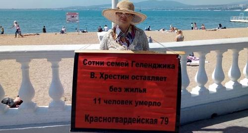 Наталья Дорошева проводит одиночный пикет в Геленджике. 5 мая 2018 года. Фото Светланы Кравченко для "Кавказского узла".