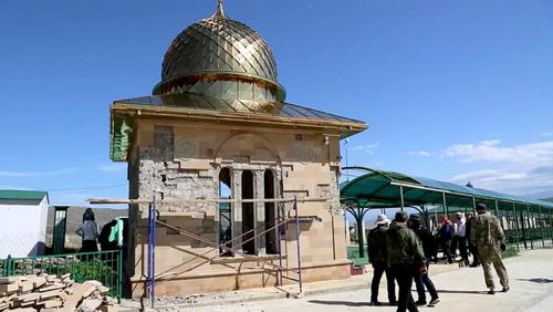 Последствия взрыва у могилы шейха Чиркейского. Фото  пресс-службы муфтията РД