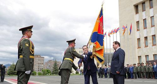Новый министр обороны Армении Давид Тоноян принимает военный штандарт у своего предшественника Вигена Саргсяна 12 мая 2018 года. Фото пресс-службы Минобороны Армении.