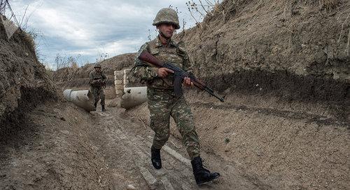 На передовой позиции  обороны НКР. © Sputnik / Илья Питалев
https://ru.armeniasputnik.am/karabah/20180514/12018071/tyazhelo-ranen-no-zhiv-v-karabahe-soldata-obstrelyali-so-storony-azerbajdzhana.html