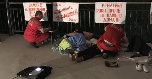 Медработники оказывают помощь участникам голодовки в Сочи, 24 мая 2018 год. Фото Владимира Мащенко.