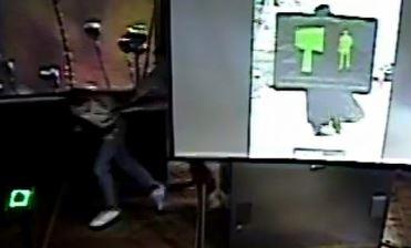 Стоп-кадр с записи, сделанной камерой наблюдения в музее в момент, когда Жилин убегает от нападавшего.