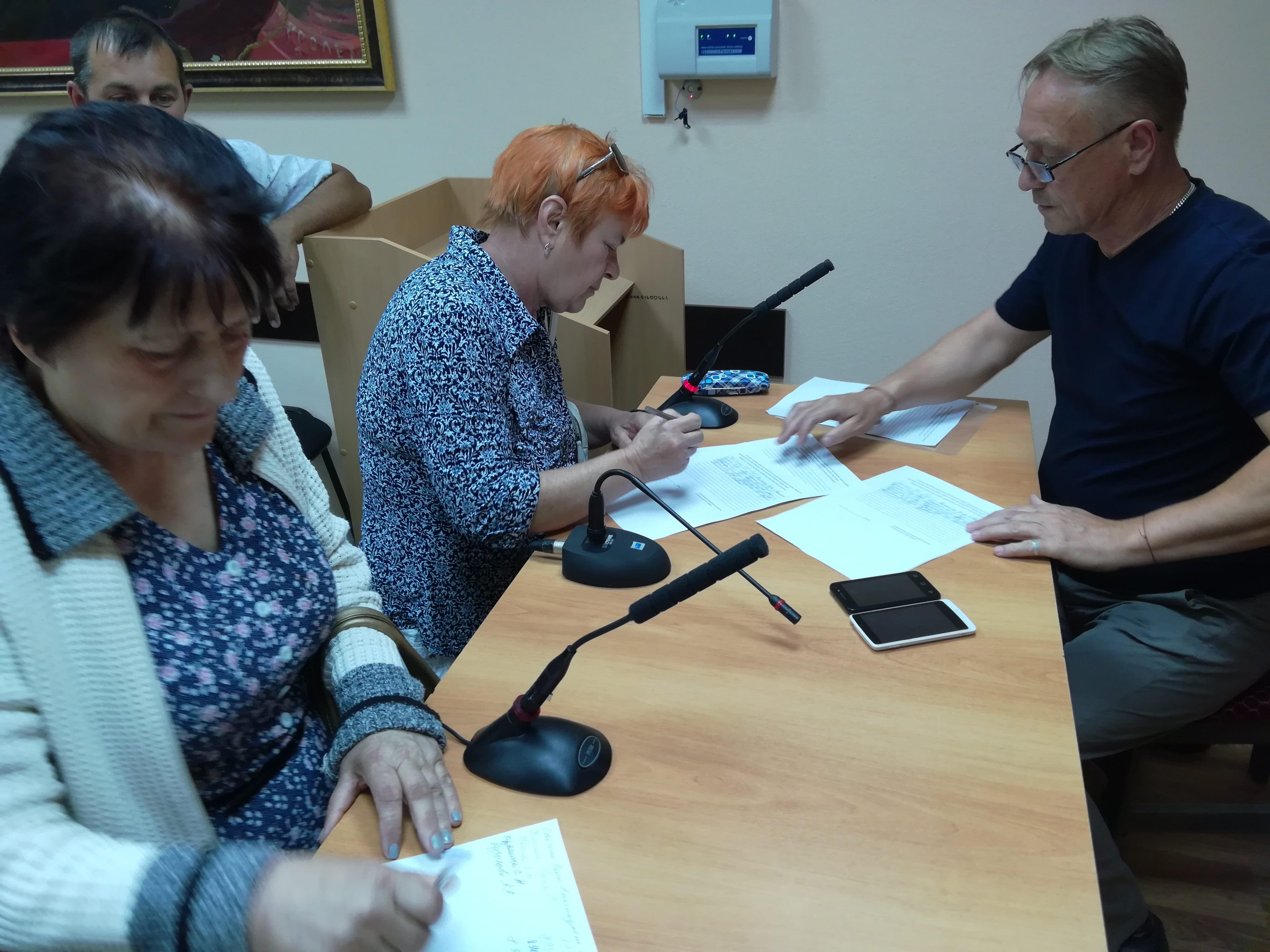 Члены инициативной группы работников ВЗБТ подписывают обращение к Путину. 29 мая 2018 года. Фото Татьяны Филимоновой для "Кавказского узла"