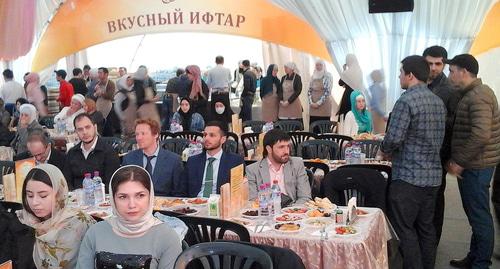Гости в Шатре Рамадана во время праздничного ифтара. 1 июня 2018 год. Фото: Рустам Джалилов для "Кавказского узла".