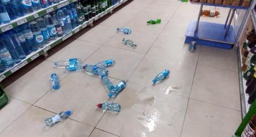Во время землетрясения в Азербайджане в магазинах от вибрации с полок попадали товары.
Фото
https://www.facebook.com/zaqatalanews/
