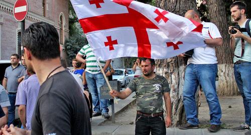 Участник акции в ожидании начала шествия в Тбилиси. Фото Инны Кукуджановой для "Кавказского узла"