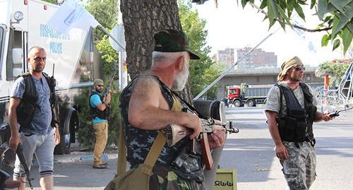Члены отряда "Сасна Црер", захватившие здание полицейского полка. Ереван, 23 июля 2016 г. Фото Тиграна Петросяна для "Кавказского узла"