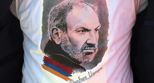 Майка с изображением лидера "бархатной революции" Никола Пашиняна. Фото Тиграна Петросяна для "Кавказского узла"
