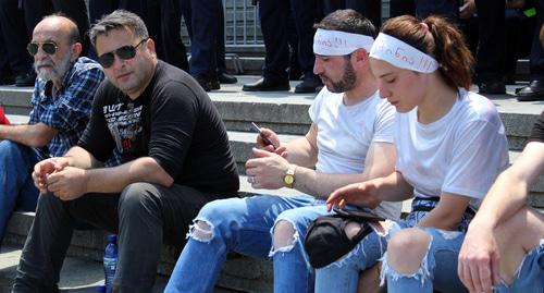Участники акции в Тбилиси. Надпись на повязке: "Не боюсь!!!" Фото Инны Кукуджановой для "Кавказского узла"