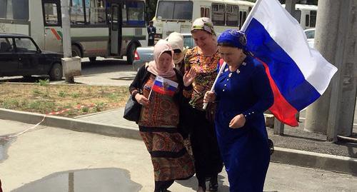 Участники митинга по случаю Дня России в Грозном перед началом акции. Фото корреспондента "Кавказского узла"