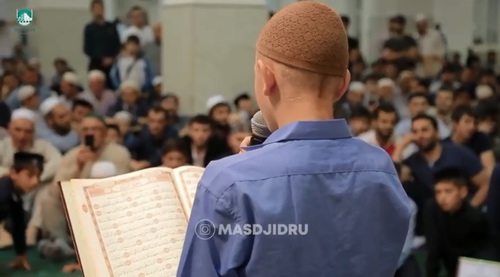 Конкурс чтецов Корана в Махачкале. Кадр видео https://www.youtube.com/watch?v=FXC1_qLM3aA