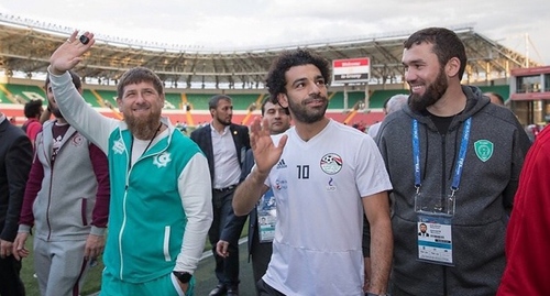 Звезда сборной Египта Салах вместе с Кадыровым и спикером парламента Чечни Даудовым. Фото: пресс-служба главы Чечни.