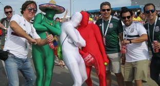 Мексиканские болельщики устроили красочное шествие в день матча в Ростове-на-Дону