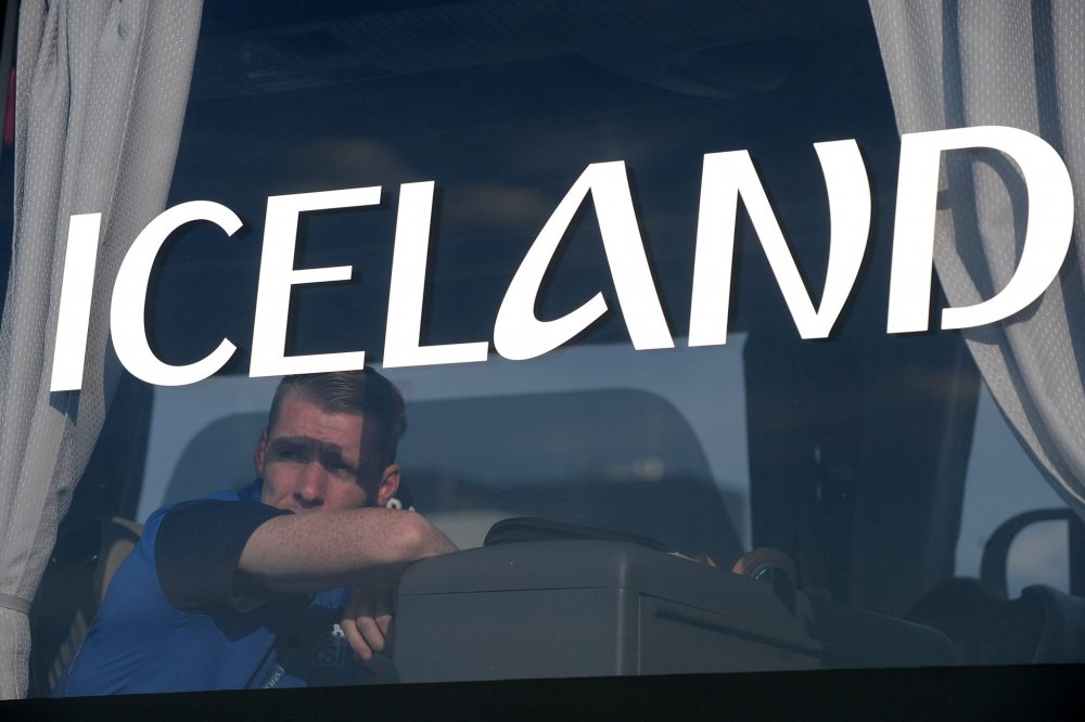 Автобус с футболистами сборной Исландии в аэропорту Ростова-на-Дону. 24 июня 2018 года. Фото пресс-службы аэропорта "Платов"