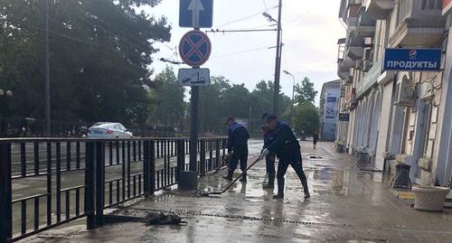Уборка улицы после дождя в Новороссийске.  © Фото пресс-службы администрации Новороссийска
